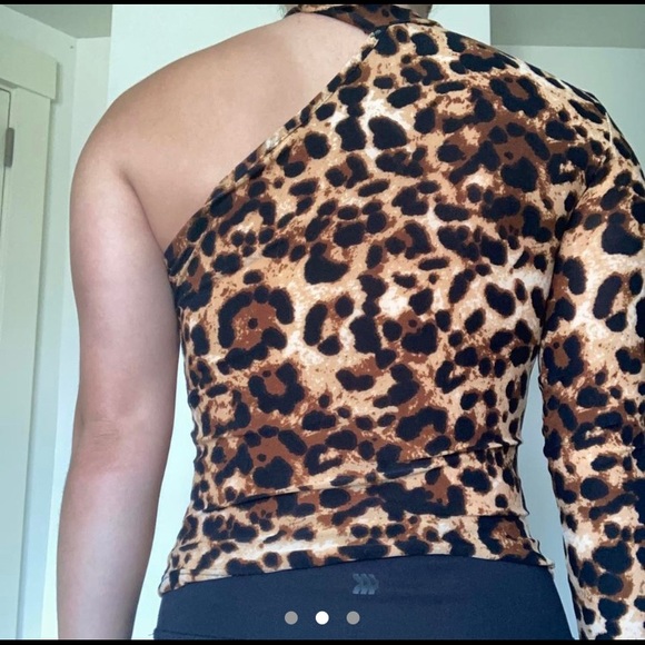 One-sleeve mock neck cheetah print top shein - Picture 2 of 3